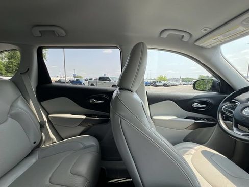 Used 2019 Jeep Cherokee Limited AWD/4WD image 16