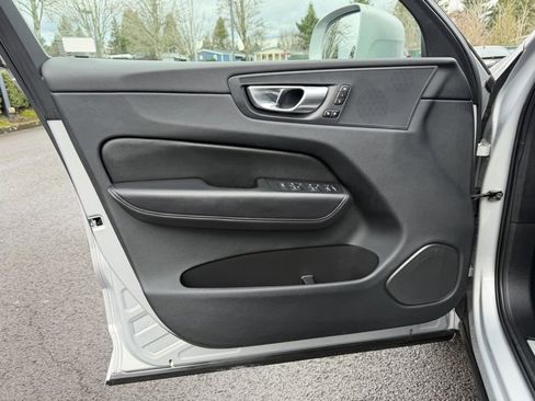 Used 2023 Volvo XC60 B5 Plus image 13