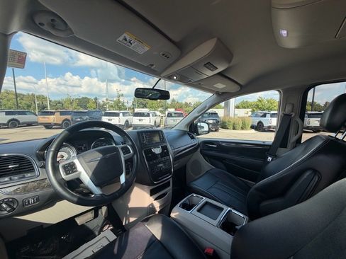 Used 2015 Chrysler Town & Country Touring FWD image 9