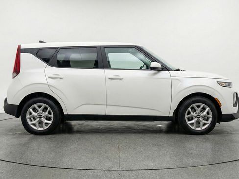 Used 2025 Kia Soul LX w/ LX Technology Package FWD image 11
