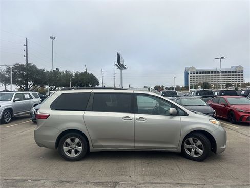 Used 2015 Toyota Sienna LE image 4