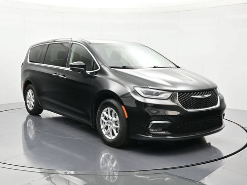 Certified 2023 Chrysler Pacifica Touring-L FWD image 3