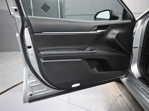Used 2019 Toyota Camry SE image 3