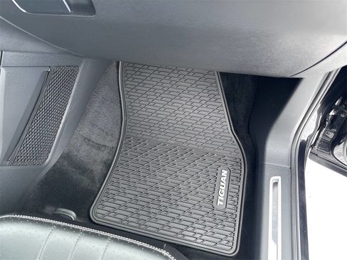 Used 2024 Volkswagen Tiguan SE R-Line image 35