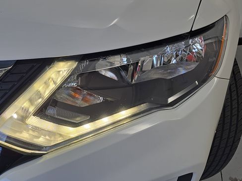 Used 2017 Nissan Rogue SV w/ SV Premium Package image 31