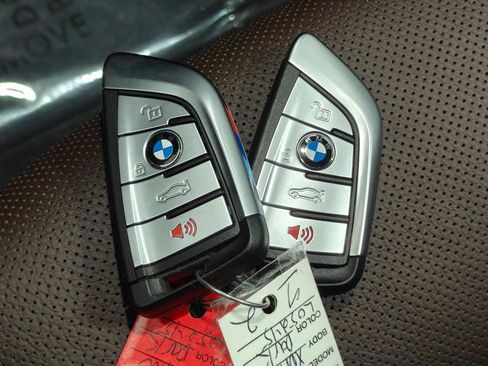 Used 2022 BMW M550i xDrive AWD/4WD image 19