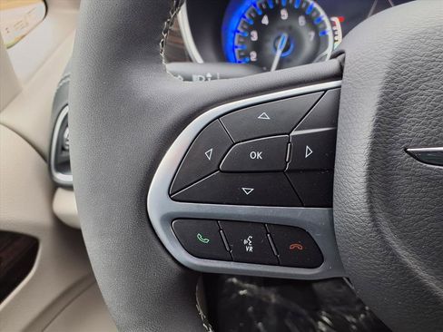 Used 2024 Chrysler Pacifica Limited image 12