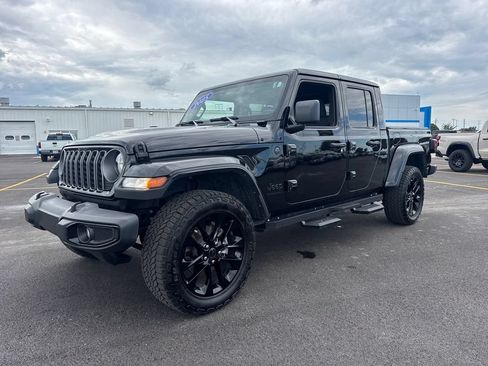 Used 2025 Jeep Gladiator Sport AWD/4WD image 2