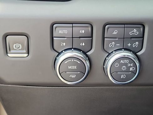 Used 2023 GMC Sierra 1500 AT4 w/ Technology Package AWD/4WD image 17