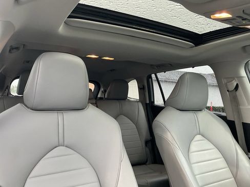 Used 2020 Toyota Highlander XLE AWD/4WD image 20