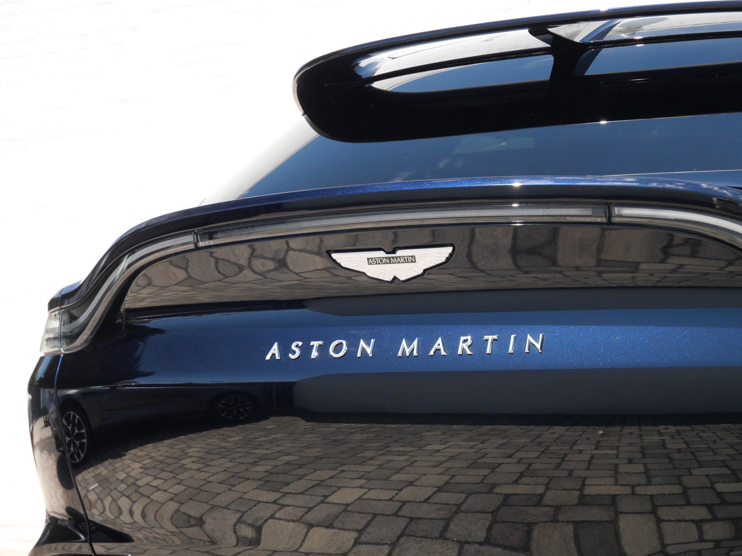 Used 2023 Aston Martin DBX AWD/4WD image 8