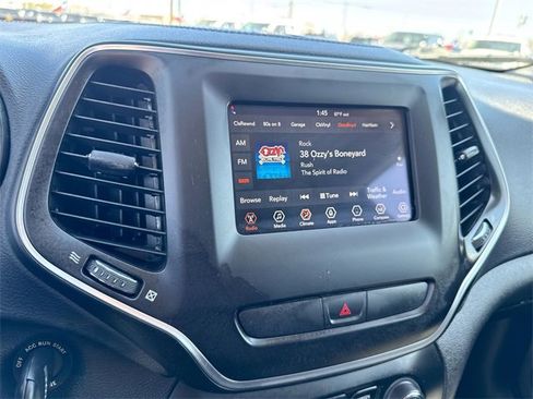 Used 2019 Jeep Cherokee Latitude w/ Popular Appearance Group image 16