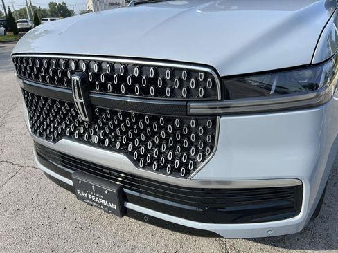 Used 2025 Lincoln Navigator Reserve AWD/4WD image 10