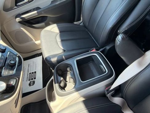 Used 2024 Chrysler Pacifica Limited FWD image 21