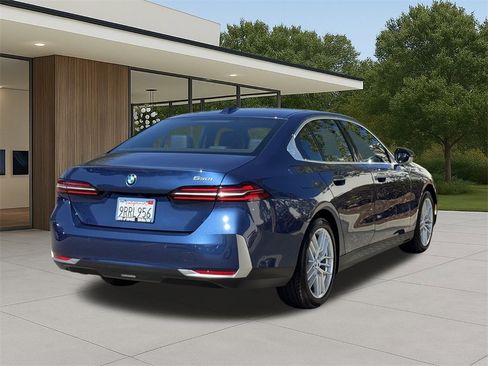 Used 2025 BMW 530i w/ Premium Package image 8