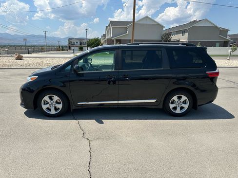 Used 2018 Toyota Sienna LE w/ Protection Package FWD image 4