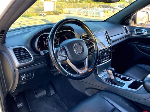 Used 2022 Jeep Grand Cherokee Limited image 17