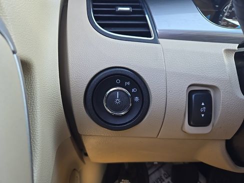 Used 2013 Ford Taurus SEL FWD image 22