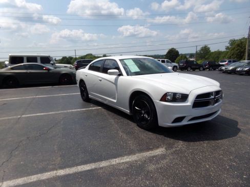 Used 2014 Dodge Charger SE RWD image 4