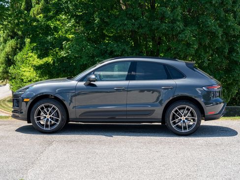 Certified 2025 Porsche Macan AWD/4WD image 2
