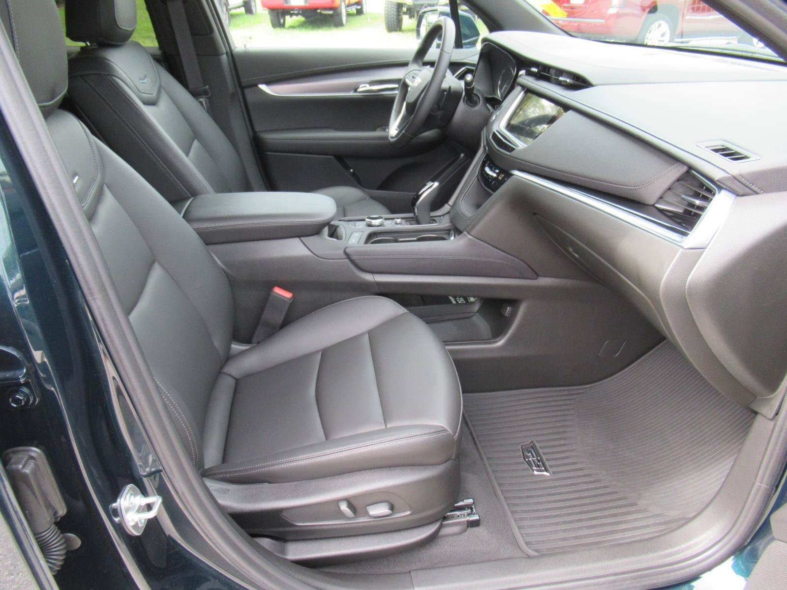 Used 2025 Cadillac XT6 Luxury FWD image 11