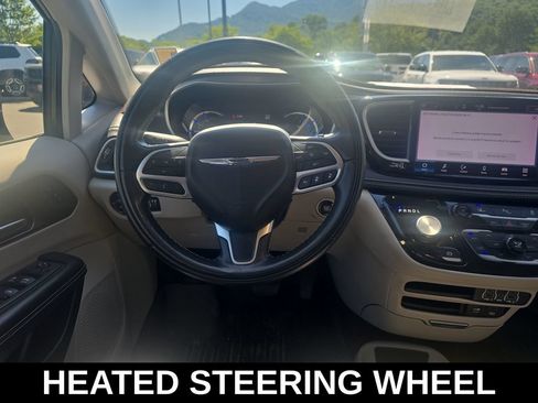 Used 2022 Chrysler Pacifica Touring-L FWD image 18