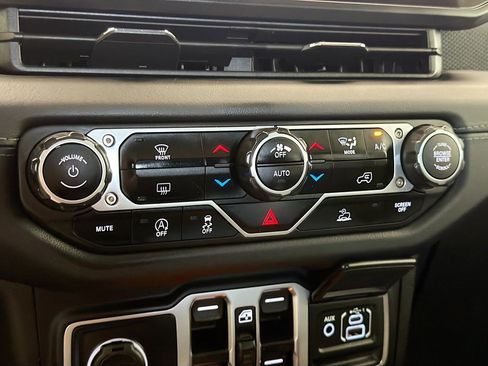 Used 2025 Jeep Wrangler Unlimited Rubicon AWD/4WD image 10