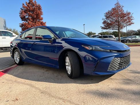 Used 2025 Toyota Camry LE image 5