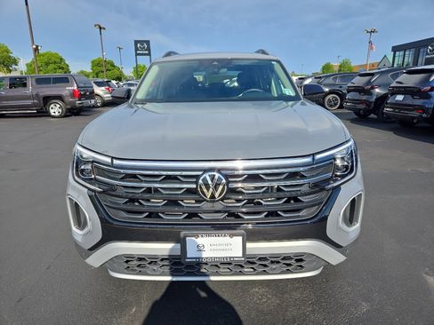 Used 2025 Volkswagen Atlas Peak Edition SE AWD/4WD image 2