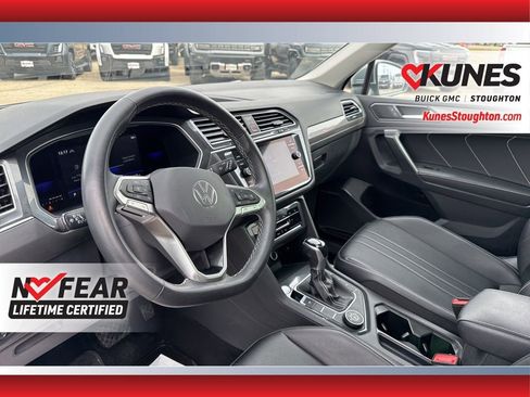 Used 2022 Volkswagen Tiguan SE w/ Panoramic Sunroof Package image 25