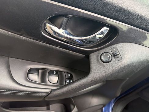 Used 2017 Nissan Rogue SV image 11