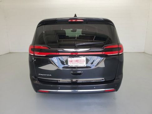 Used 2023 Chrysler Pacifica Touring-L image 6