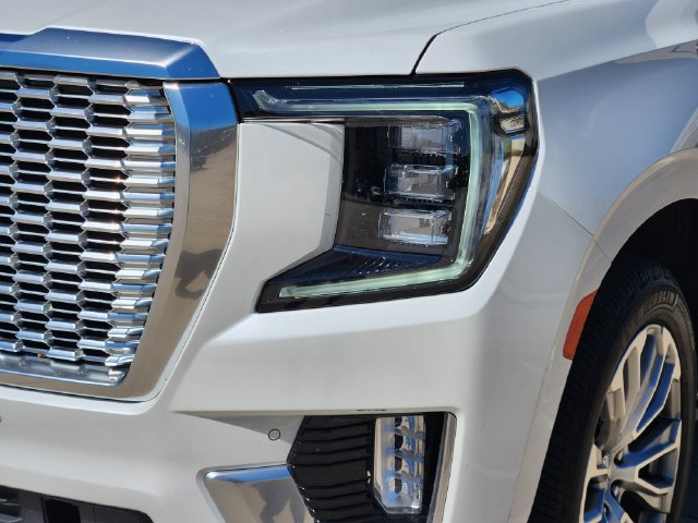 Used 2021 GMC Yukon XL Denali w/ Denali Premium Package AWD/4WD image 10