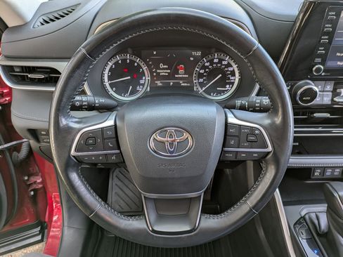 Used 2022 Toyota Highlander XLE image 18