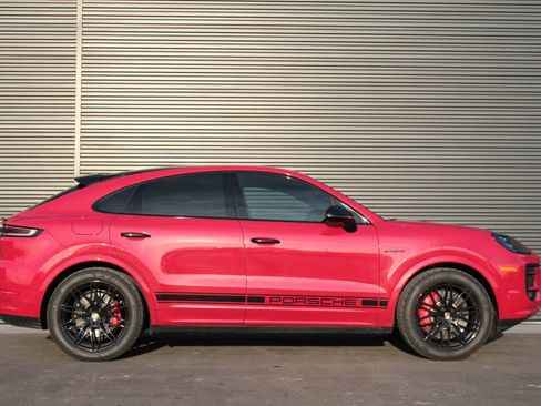 Certified 2025 Porsche Cayenne S image 9