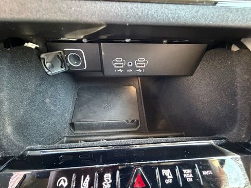 Certified 2024 Jeep Wagoneer Series II image 25