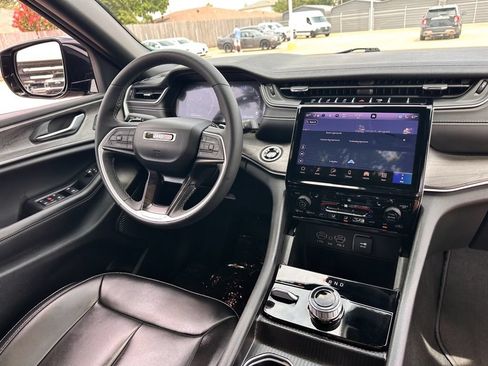 Used 2024 Jeep Grand Cherokee Limited AWD/4WD image 11