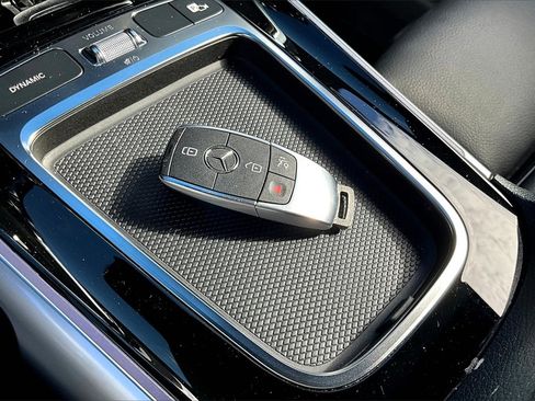 Used 2025 Mercedes-Benz GLB 250 4MATIC image 10