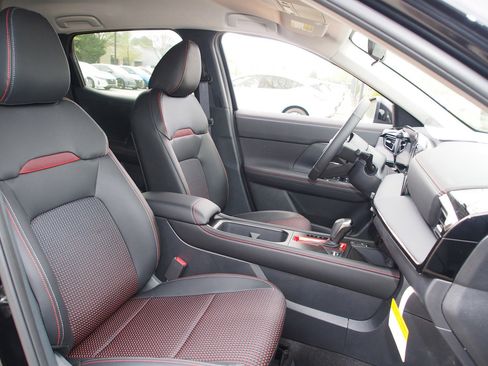 Used 2025 Nissan Kicks SR image 11