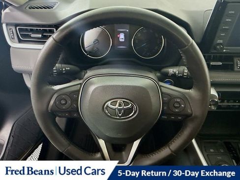 Used 2022 Toyota RAV4 XLE Premium image 11