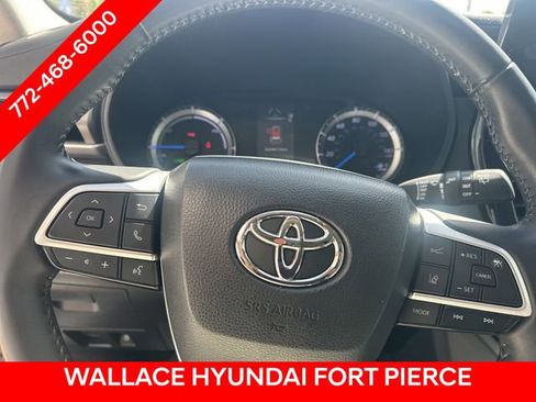 Used 2022 Toyota Highlander LE AWD/4WD image 23