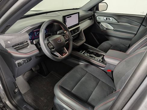 Certified 2025 Ford Explorer ST RWD image 23