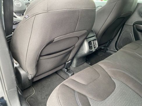 Certified 2021 Jeep Cherokee Latitude w/ Safety Group image 31