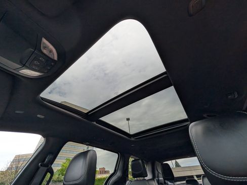 Used 2025 Chrysler Pacifica Limited FWD image 32