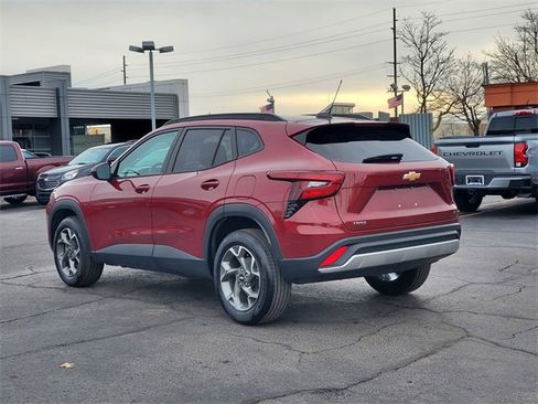 Used 2025 Chevrolet Trax LT image 4