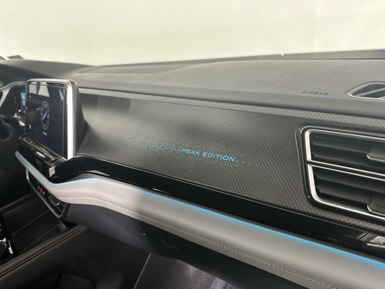 Used 2024 Volkswagen Atlas Peak Edition SE AWD/4WD image 15