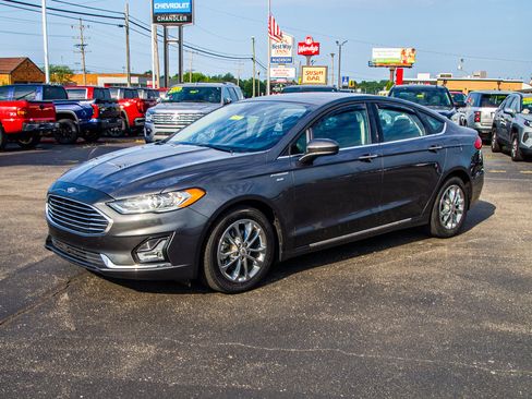 Used 2020 Ford Fusion SE FWD image 3
