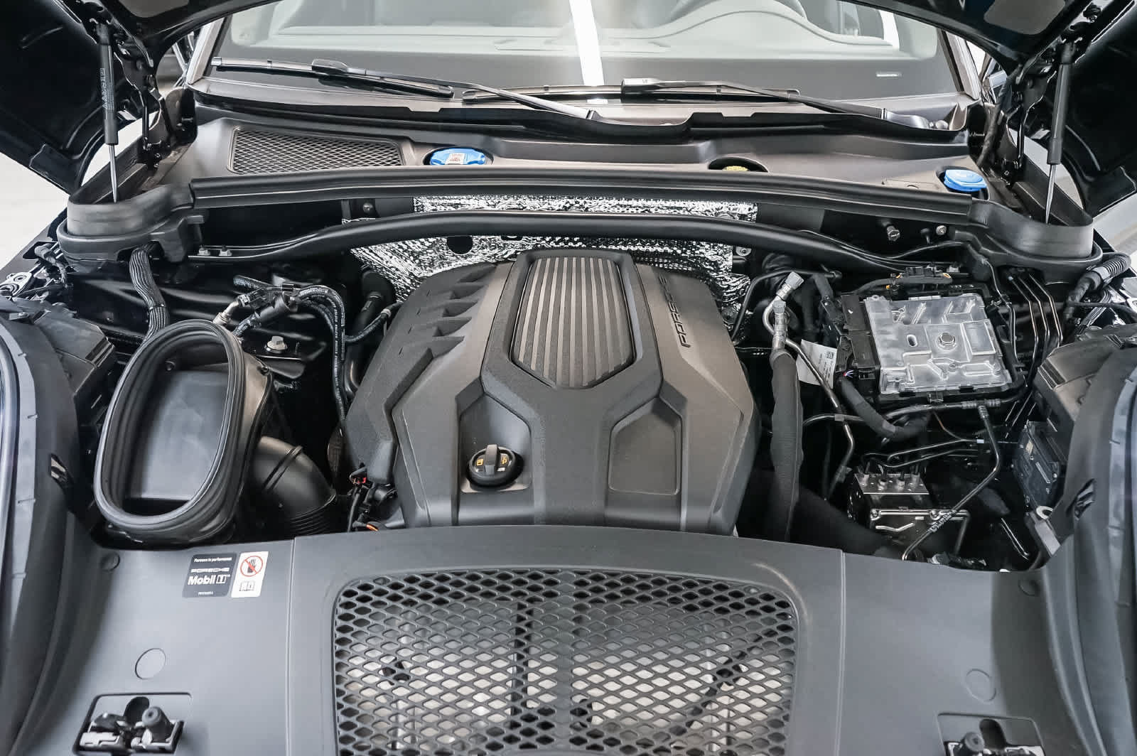 Certified 2026 Porsche Macan AWD/4WD image 32