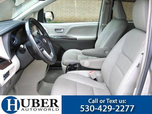 Used 2017 Toyota Sienna XLE Premium FWD image 6