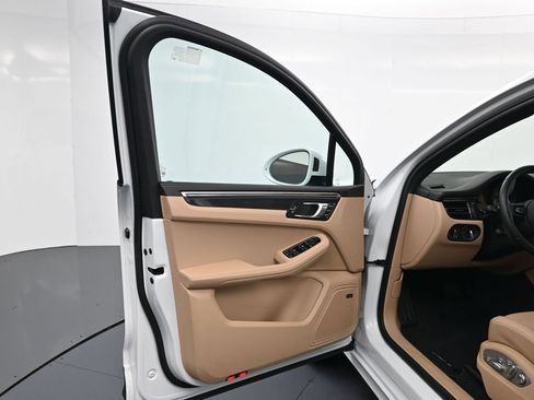 Used 2026 Porsche Macan AWD/4WD image 16